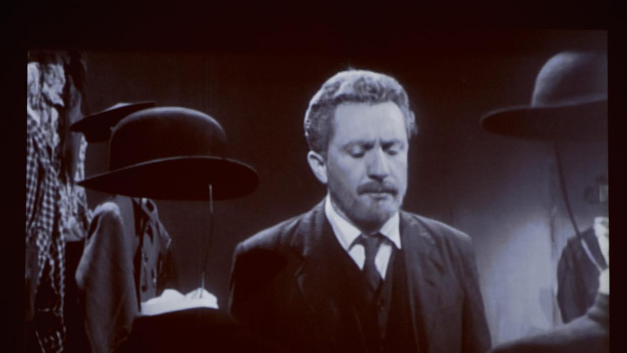 El actor José María Seoane, en una escena de «La bandera negra» (1956)