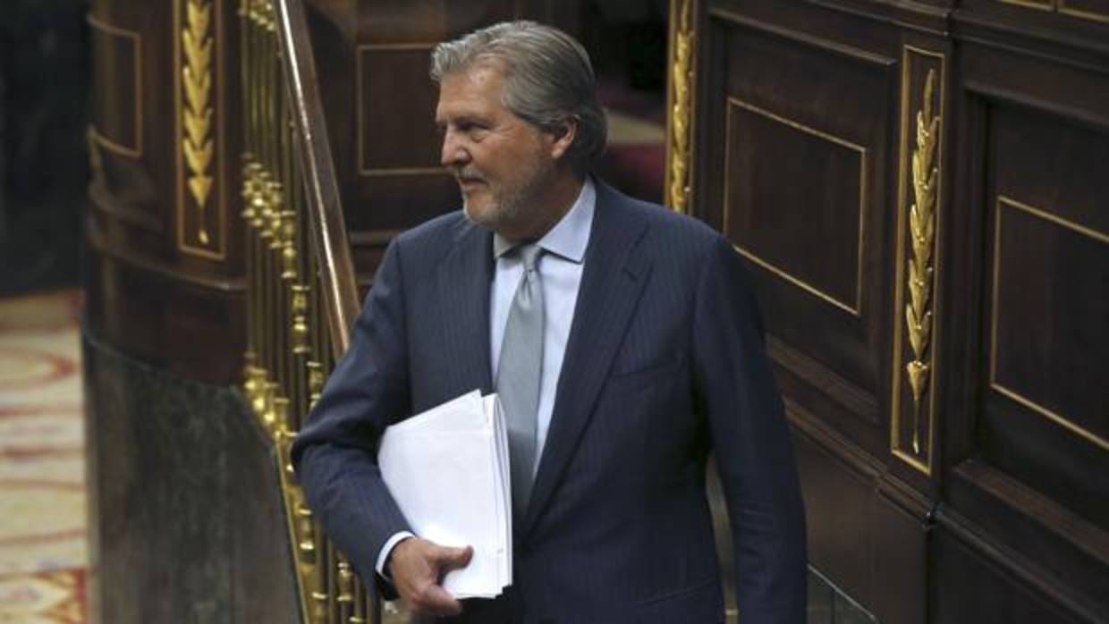 El ministro de Educación, Cultura y Deporte, Íñigo Méndez de Vigo, tras intervenir en el pleno del Congreso