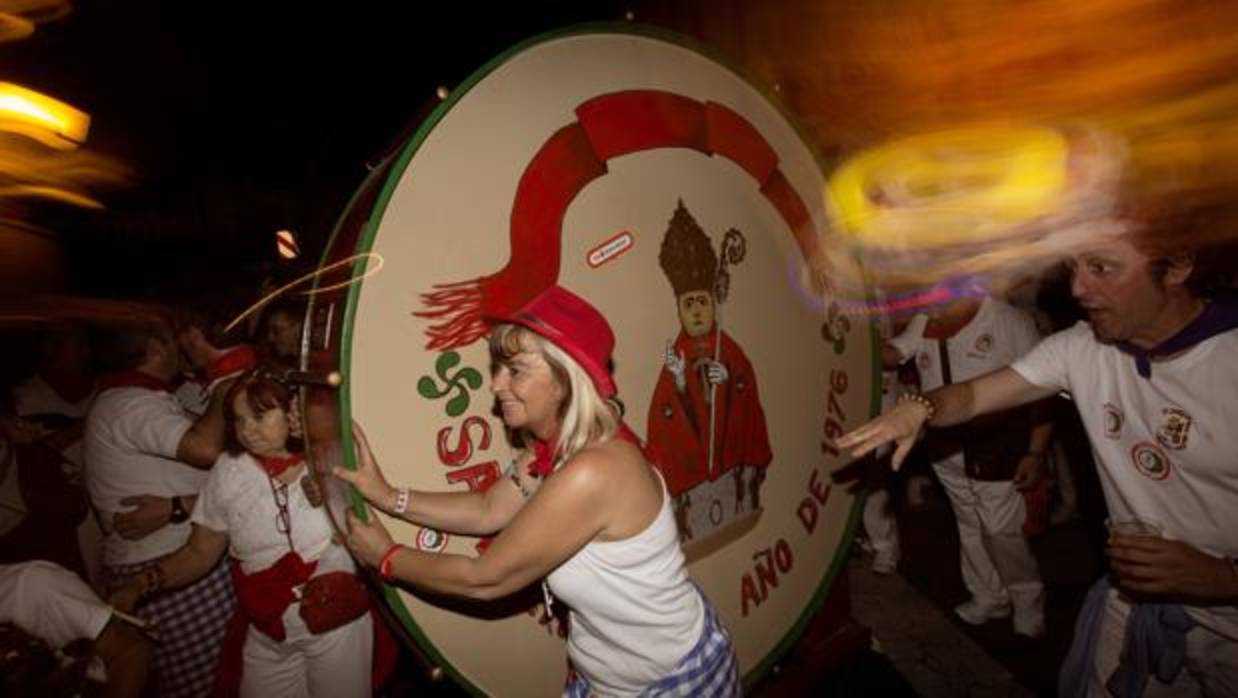 Personas de fiesta anoche en los Sanfermines