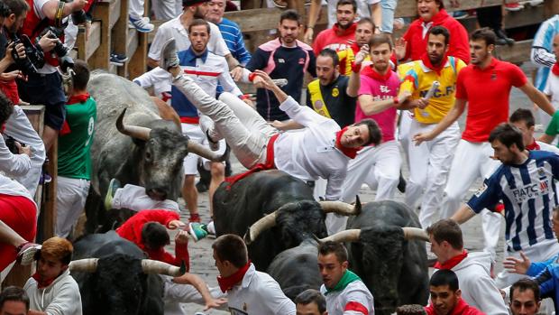 Los Miura en el encierro de hoyREUTERS