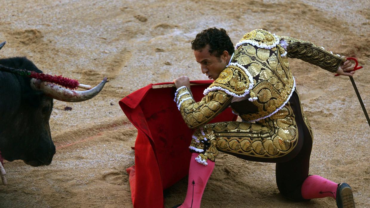 Rafaelillo recibe de rodillas al toro de Miura