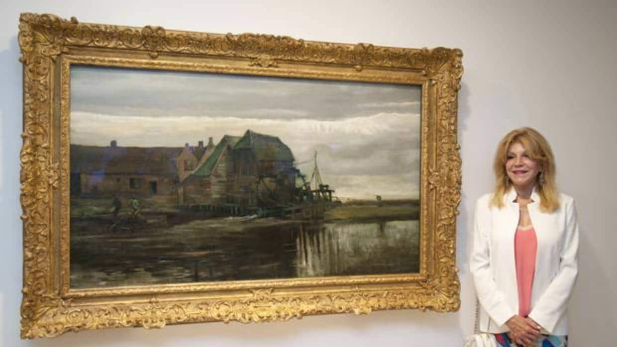 Carmen Thyssen posa junto a la obra «Molino de agua en Gennep» de Vincent Van Gogh, de la muestra 'Un mundo ideal, de Van Gogh a Gaugin y Vasarely. Colección Carmen Thyssen'