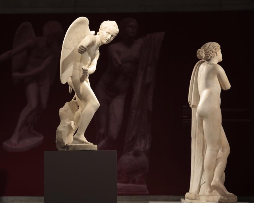 Estatua de mármol de Eros, parte de la exposición «Emociones» en el Museo de la Acrópolis de Atenas