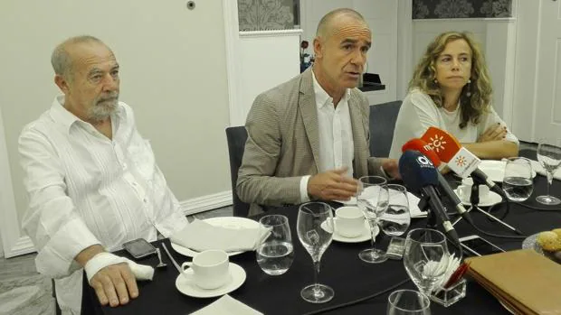 José Luis Ortiz Nuevo, a la izquierda, dirigirá la XX Bienal de Flamenco de Sevilla