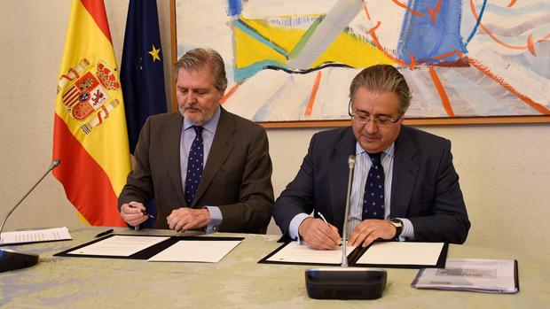 Íñigo Méndez de Vigo y Juan Ignacio Zoido, durante la firma del acuerdo