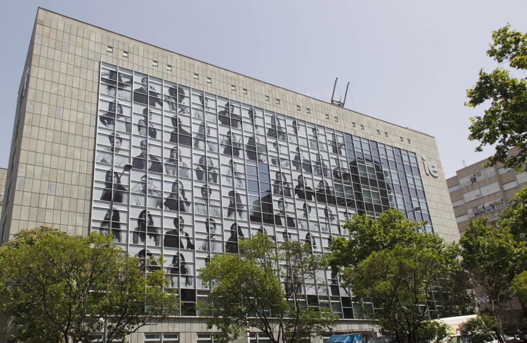 La sede del IE en Madrid, durante el proceso de montaje del mural de Inside Out