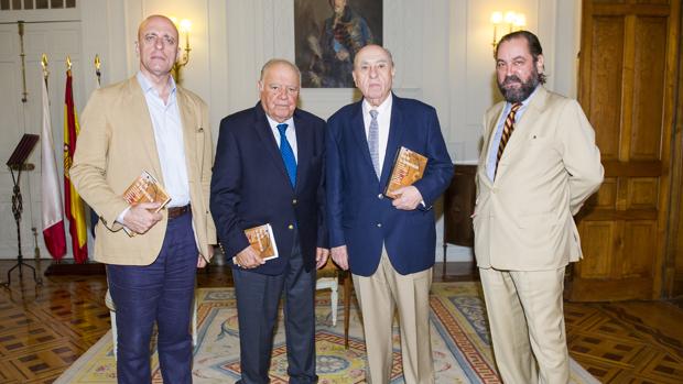 De izquierda a derecha: Carlos Pagni, Enrique V. Iglesias, Julio María Sanguinetti y Ramón Pérez-Maura