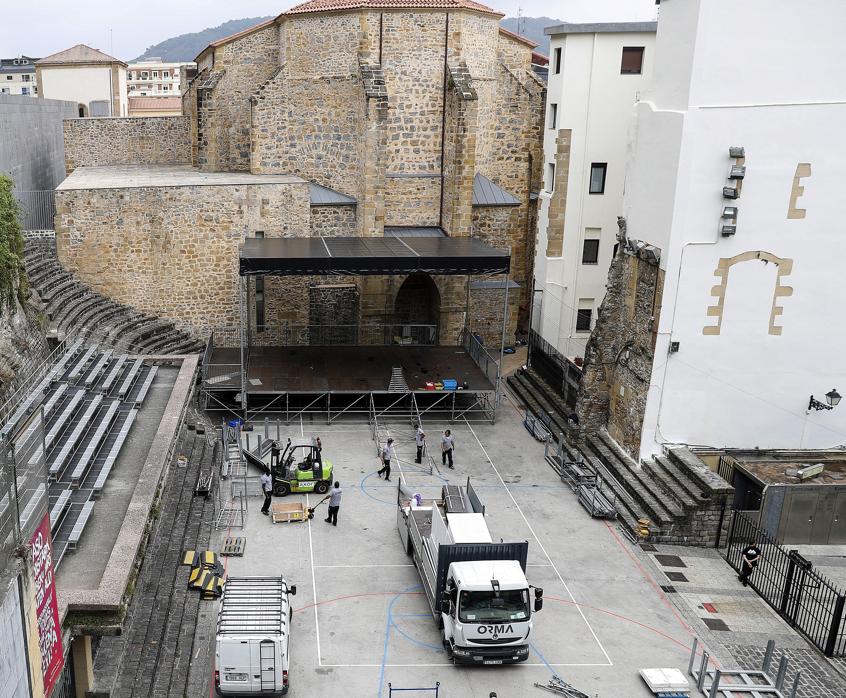 Montaje de del escenario de la plaza de la Trinidad, punto central del festival de jazz de San Sebastián