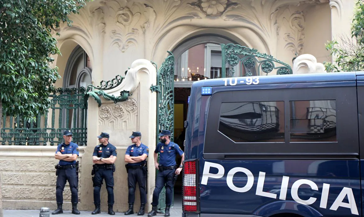 La sede madrileña de la SGAE, custiodiada por la Policía durante los registros del pasado junio