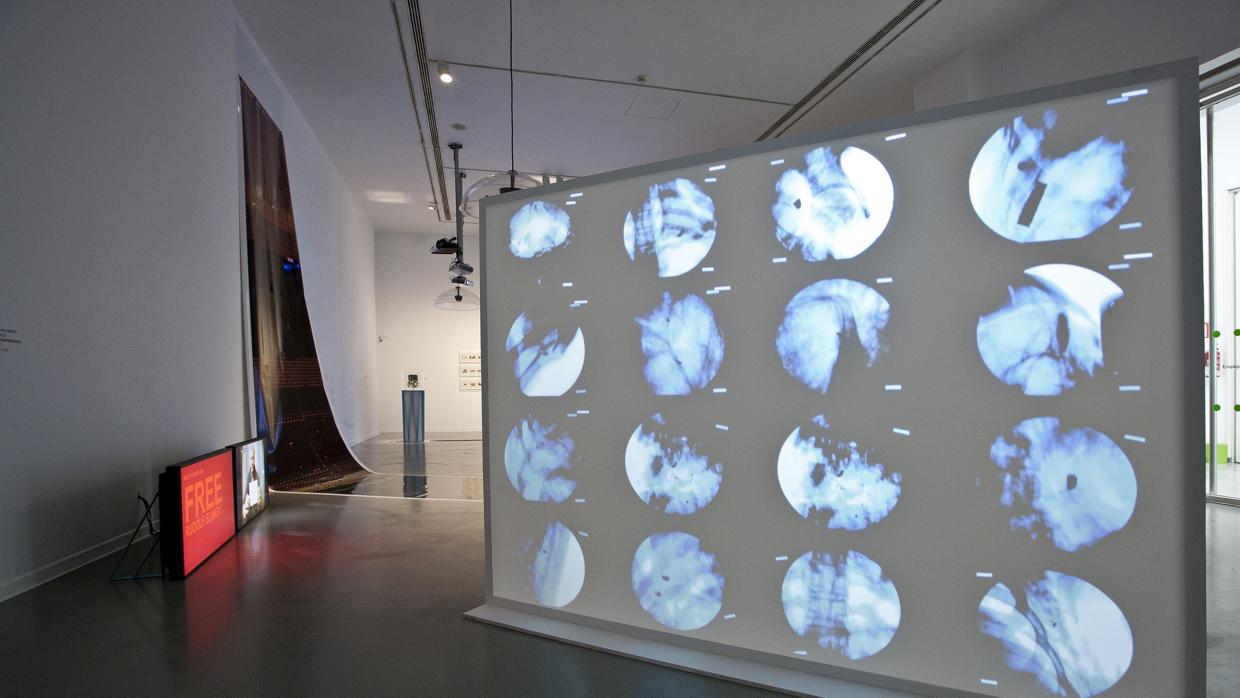 Detalle del montaje de la muestra «Escenografías del poder», en La Casa Encendida