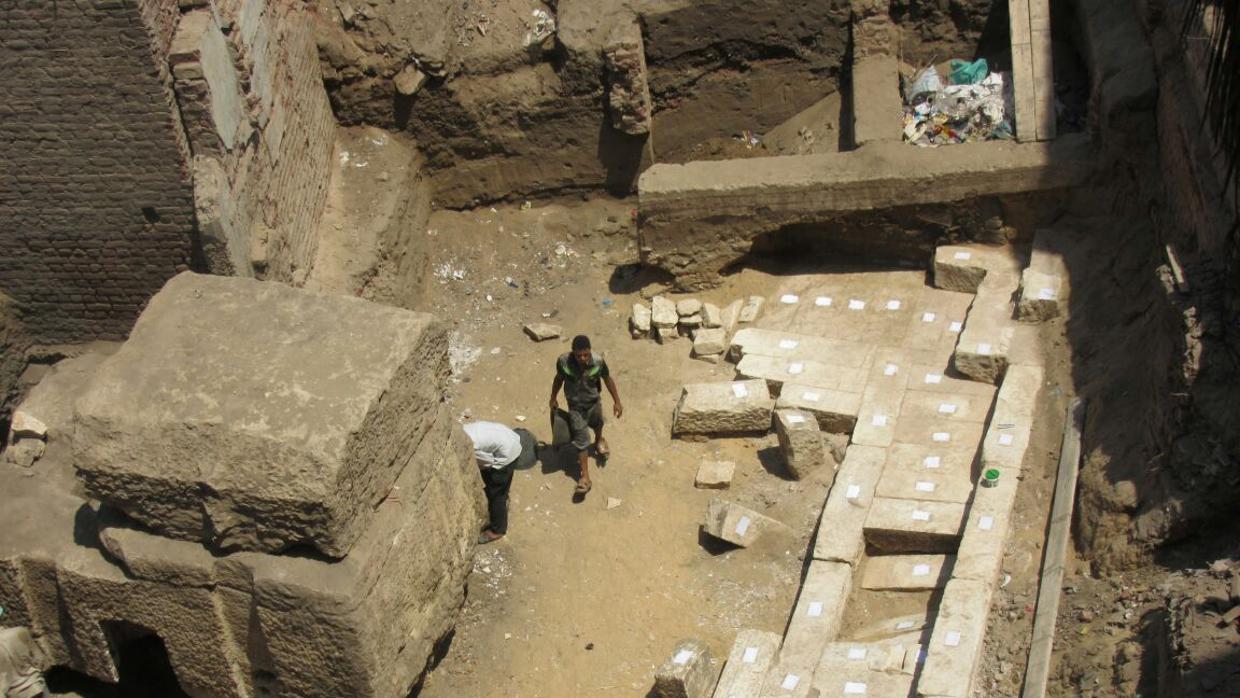 Descubren un gran sepulcro faraónico en una zona de construcción de viviendas en Egipto