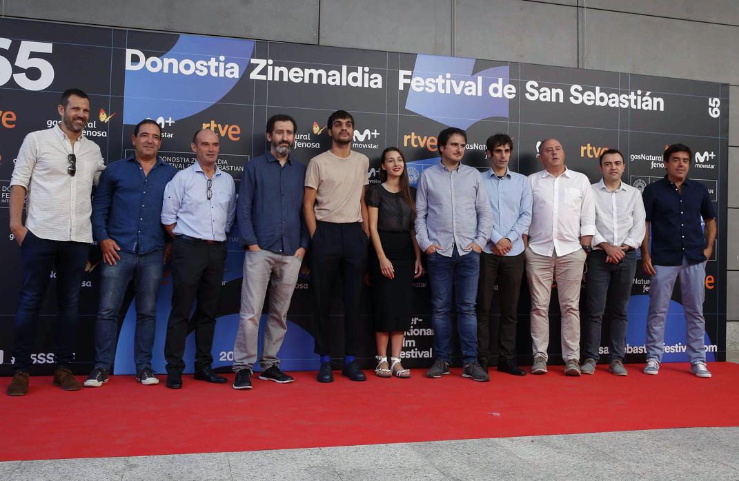 El equipo de la película "Handia" de Jon Garaño y Aitor Arregi posa hoy en la Academia del cine