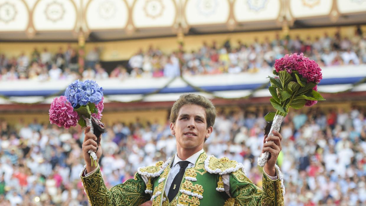 Ginés Marín da la vuelta al ruedo colmado de flores