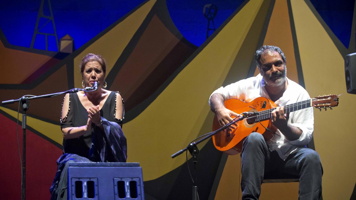 La cantaora Lole Montoya acompañada a la guitarra por Juan Carmona