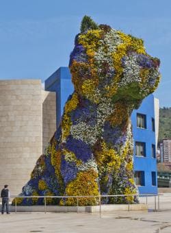 «Puppy», florido perro realizado por Jeff Koons, vigila día y noche el museo