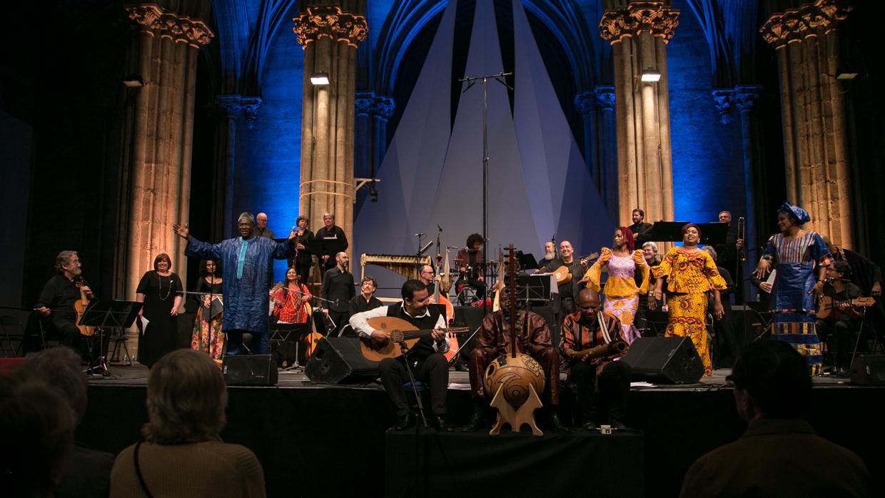 Jordi Savall (a la izquierda), durante una interpretación de «Las rutas de la esclavitud»