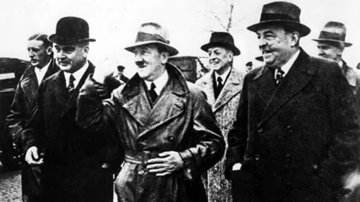 Hitler, segundo por la izquierda, en compañía de Fritz Thyssen, tercero por la izquierda