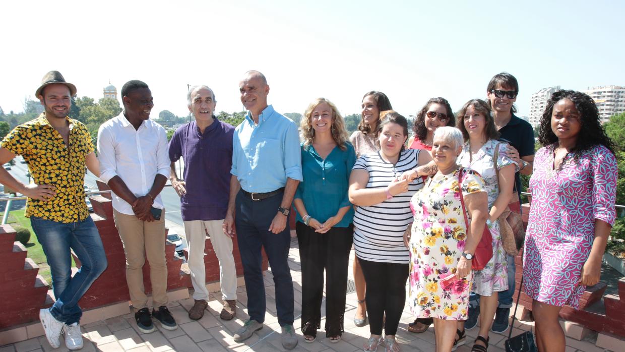 Iniesta, Muñoz y Ojeda, ayer en la presentación, junto a representantes de algunos de los colectivos