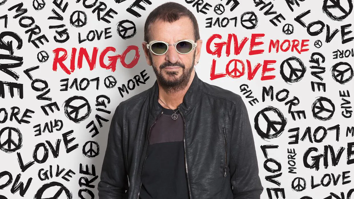 Ringo Starr, fotografiado sobre un panel publicitario de su nuevo trabajo