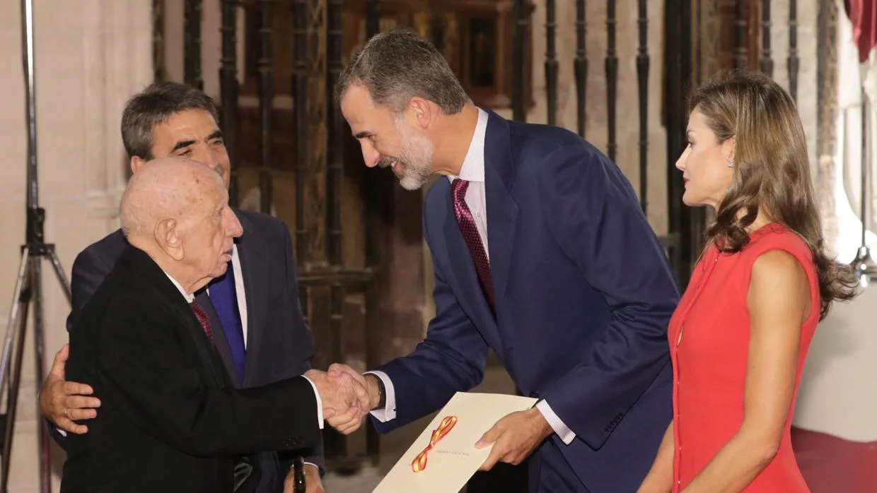Victorino Martín padre, acompañado por su hijo, recibe de manos de los Reyes el premio Nacional de Cultura