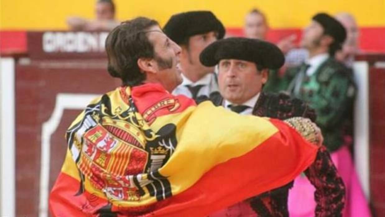 Padilla desata la polémica al cubrirse con la bandera preconstitucional en una plaza de Jaén