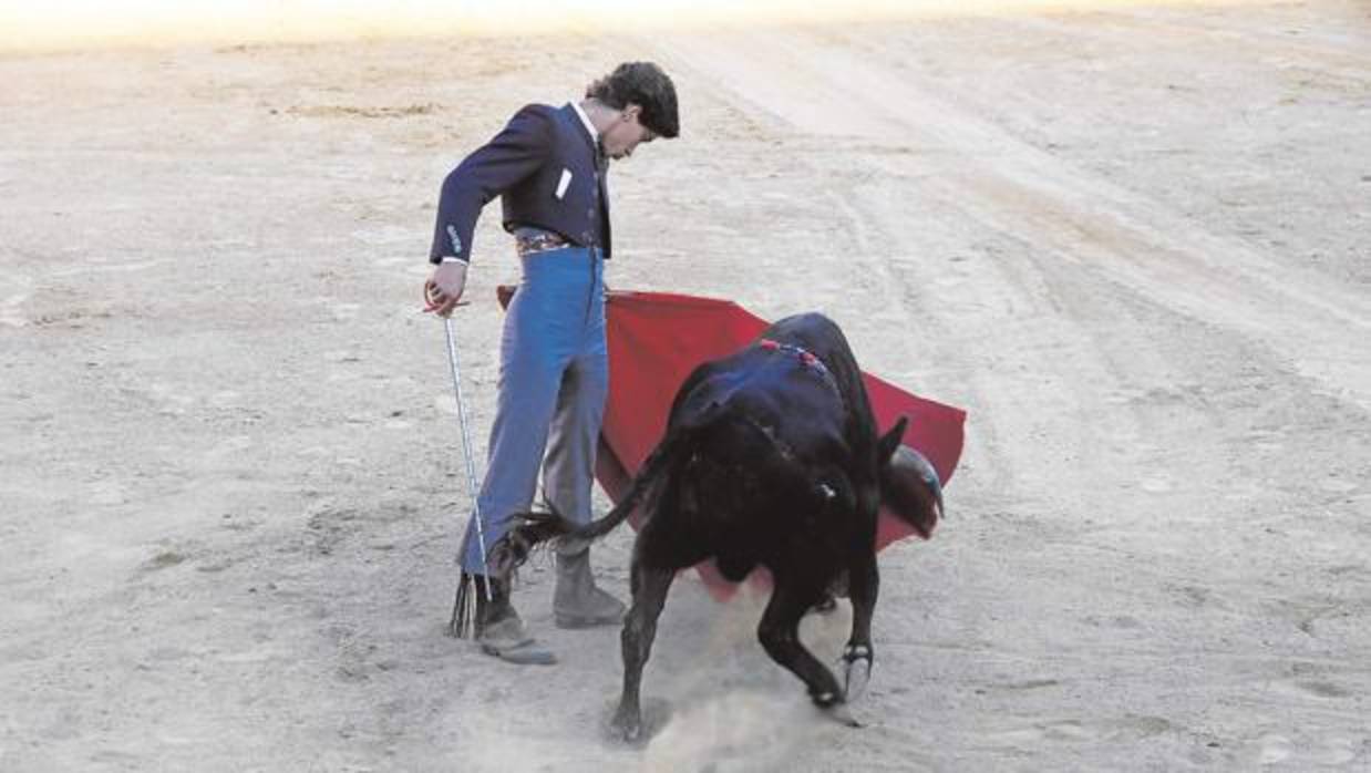 El joven debutante, que es la quinta generación de los Vázquez, toreando al natural al astado de su presentación