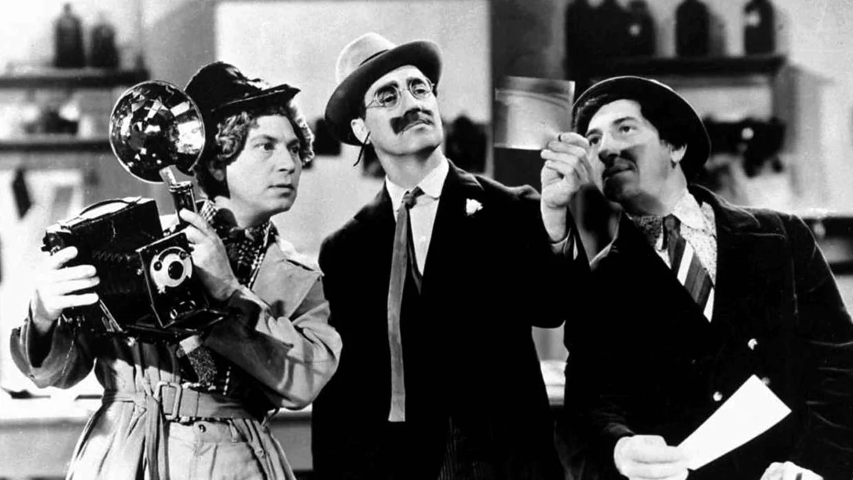 Harpo, Groucho y Chico, en una escena de «Un día en las carreras» (1937)
