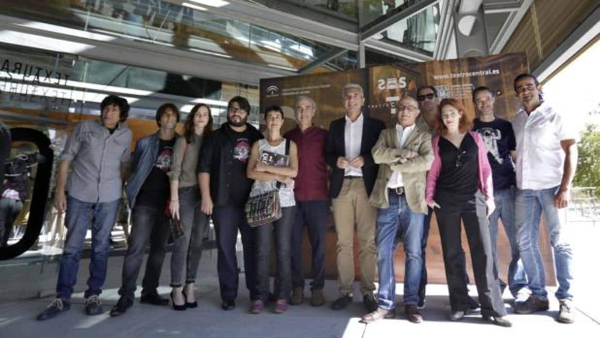 Manuel Llanes y Miguel Ángel Vázquez junto a algunos de los protagonistas de las temporada