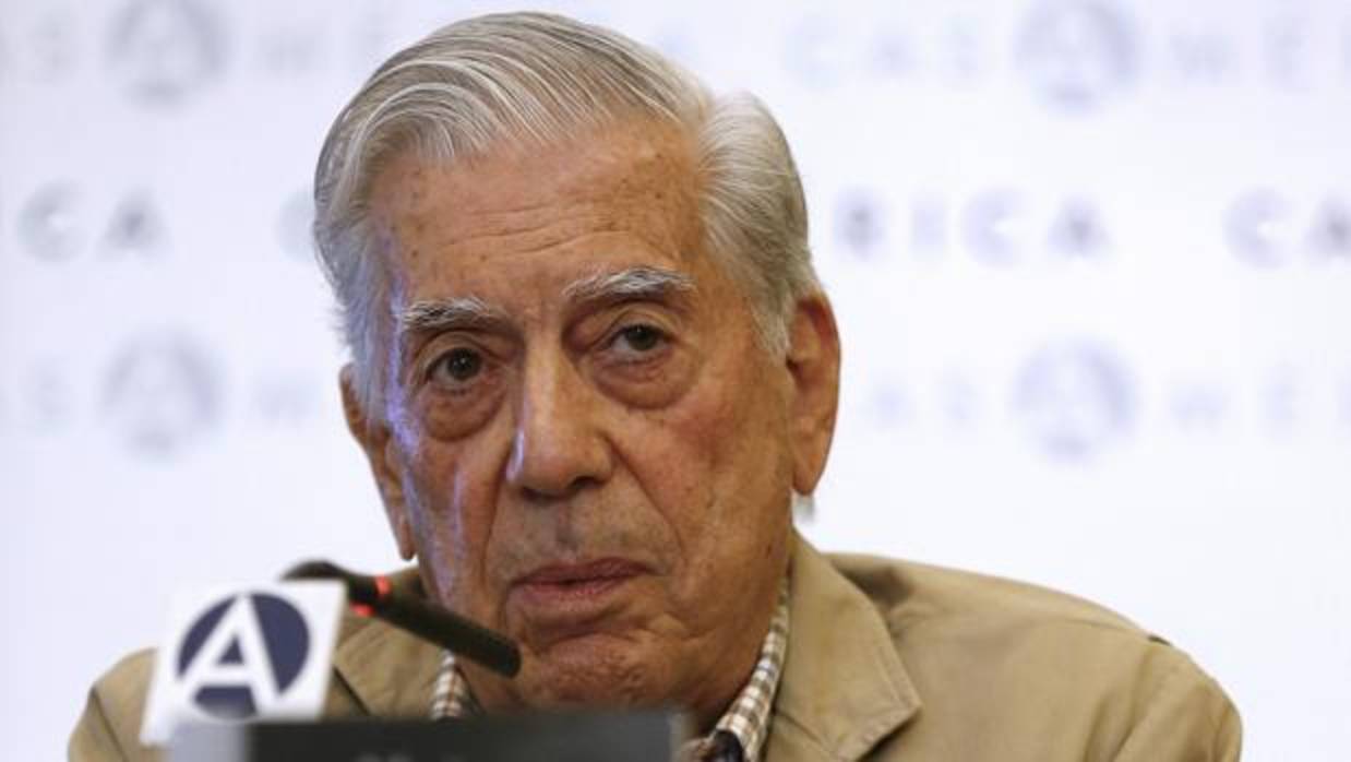 Mario Vargas Llosa, con semblante serio, durante la presentación de su último libro en Madrid