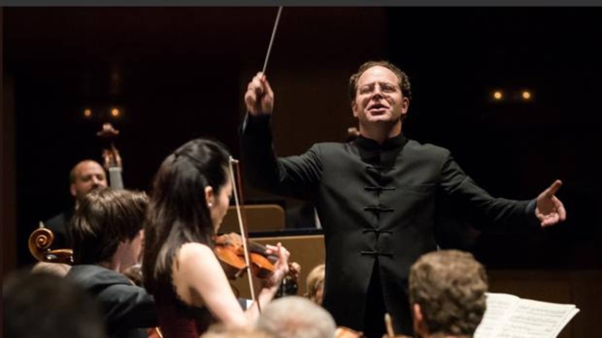 Axelrod durante el concierto junto a los solistas Daniel Müller-Schott y Akiko Suwanai