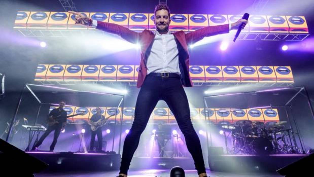 El cantante David Bisbal durante el concierto de su gira «Hijos del Mar»