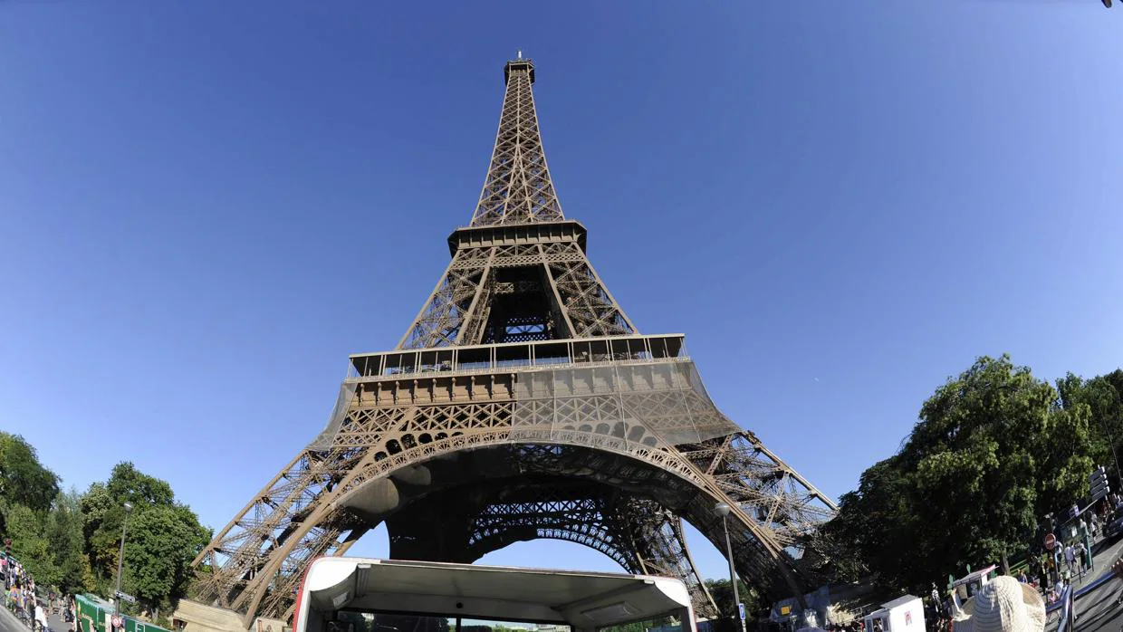 La Torre Eiffel, desde el segundo piso de un bus turístico
