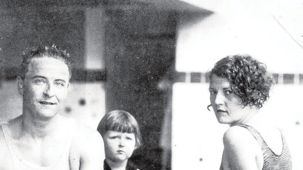 Scott Fitzgerald y Zelda Sayre, junto a su hija Scottie
