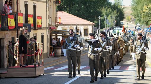 En la parada participaron los tres ejércitos y dos cazas F-18 sobrevolaron Garray