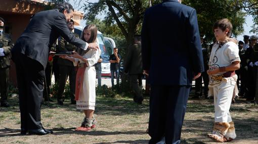 Un momento del acto, con dos niños vestidos de numantinos