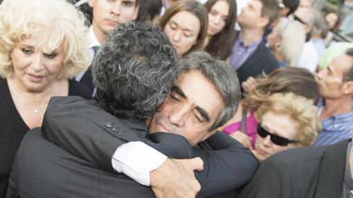 El abrazo emocionado de Victorino