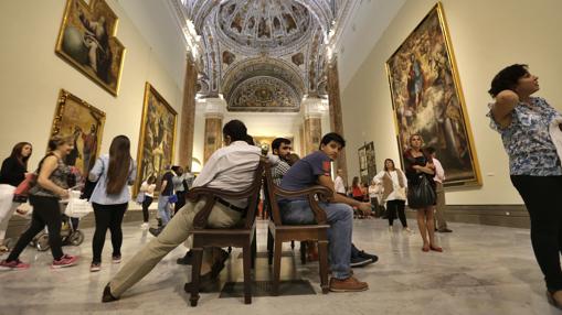 Los visitantes acceden al Museo de Bellas Artes