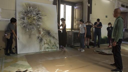 Cai Guo-Qiang contempla la obra que ha resultado tras la explosión