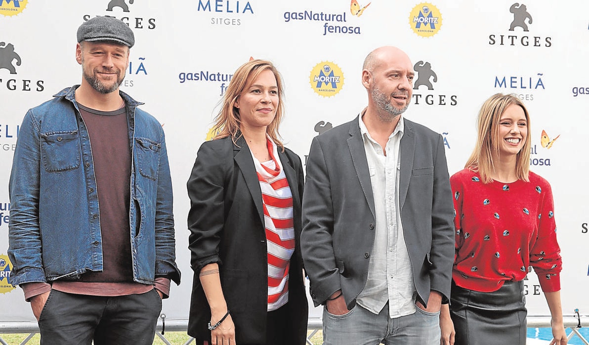 Jaume Balagueró posa junto a Elliot Cowan, Franka Potente y Manuela Vellés