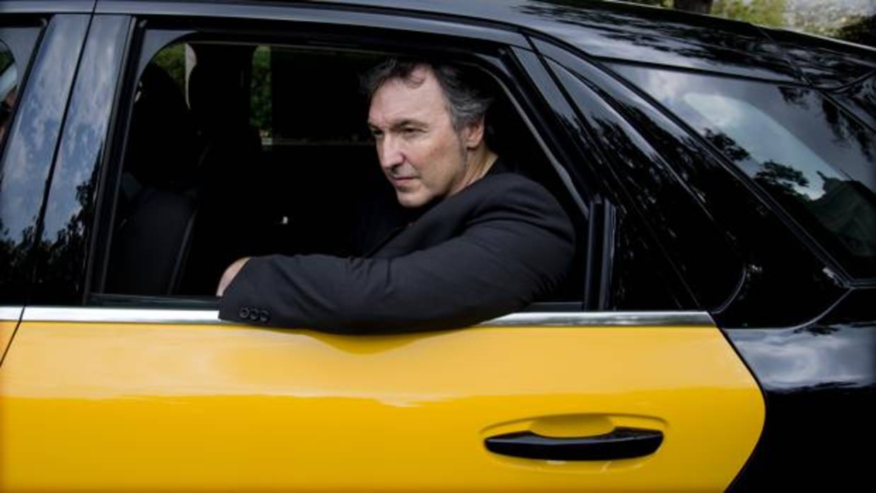 Carlos Zanón, a bordo de un taxi durante la promoción de su novela