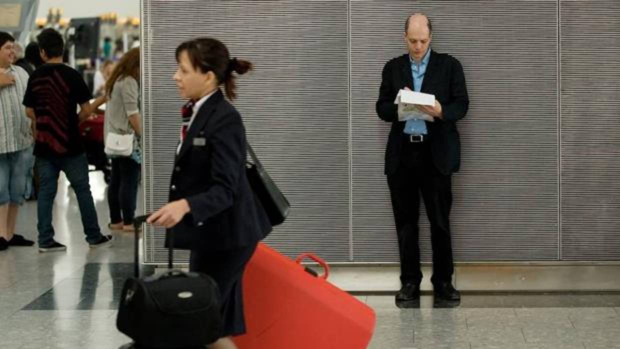 De Botton en un aeropuerto tomando notas para sus libros