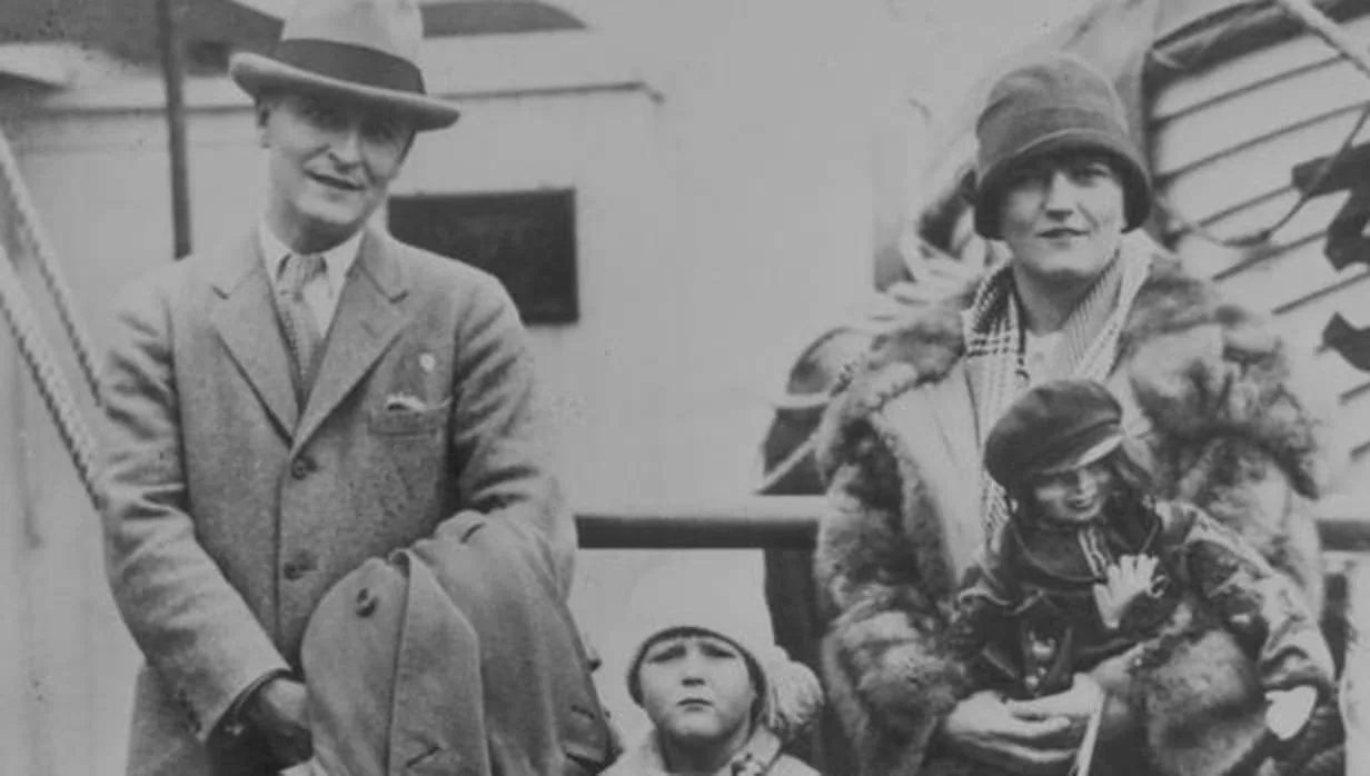 Francis Scott Fitzgerald y su esposa Zelda, con su hija, Scottie