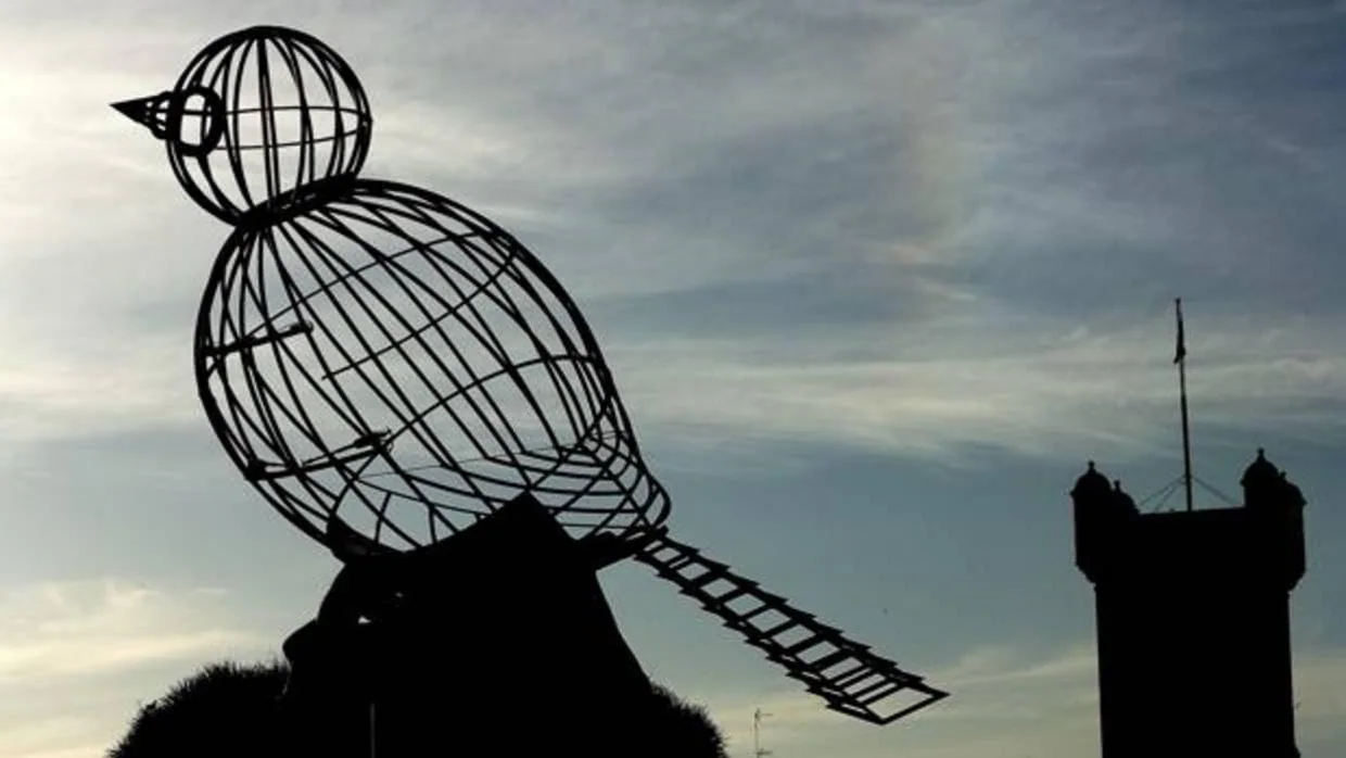 Monumento que conmemora eltrigésimo aniversario de la Constitución Española de 1978, una obradel artista gaditano Luis Quintero que simboliza un pájaro y una jaula