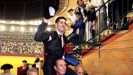 Talavante sale a hombros del coso maño