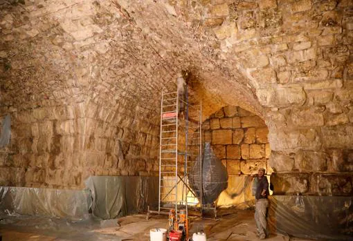Unos operarios trabajan en los túneles del Muro de las Lamentaciones, en Jerusalén