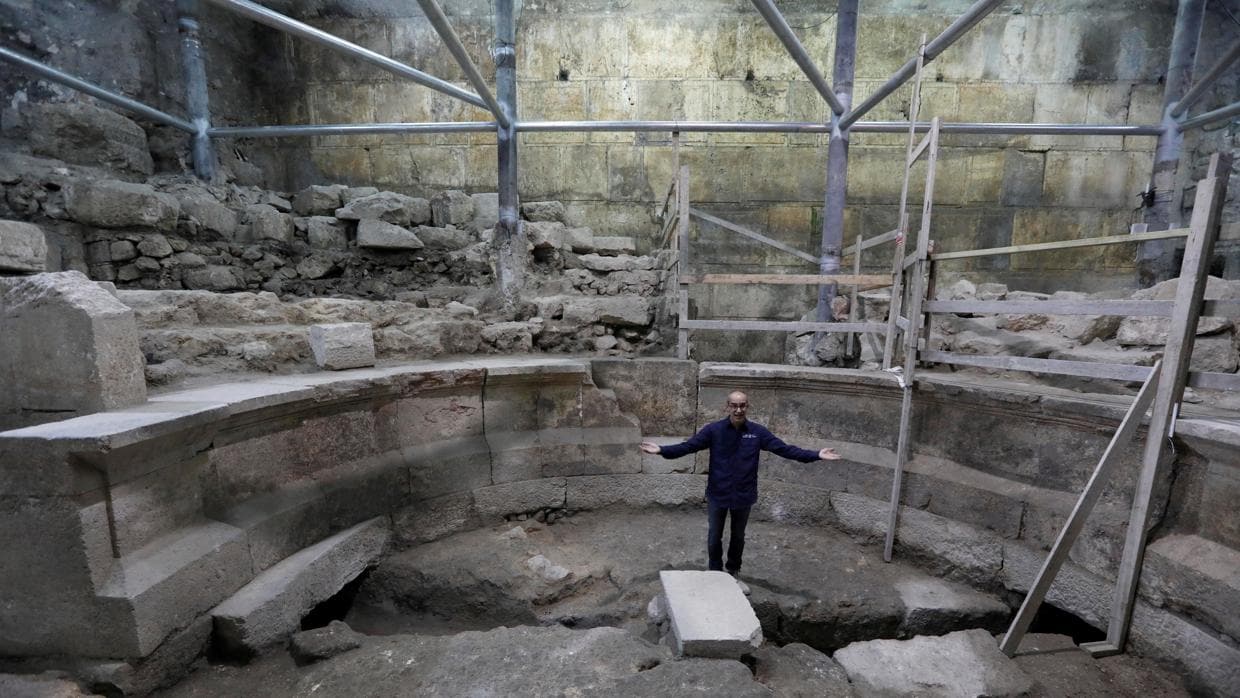 El arqueólogo Joe Uziel de la Autoridad de Antigüedades de Israel, en el interior de un anfiteatro romano descubierto en los túneles del Muro de las Lamentaciones, en Jerusalén
