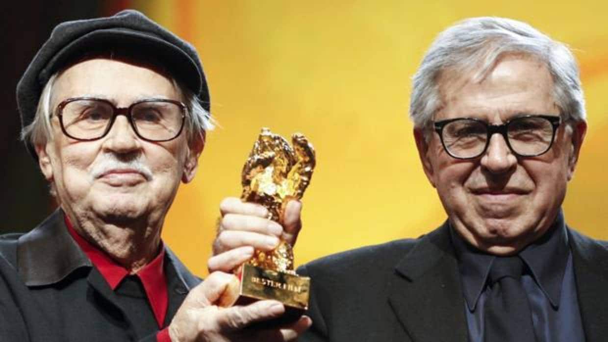 Vittorio y Paolo Taviani sostienen el oso de oro de la Berlinale en 2012 por «César debe morir»