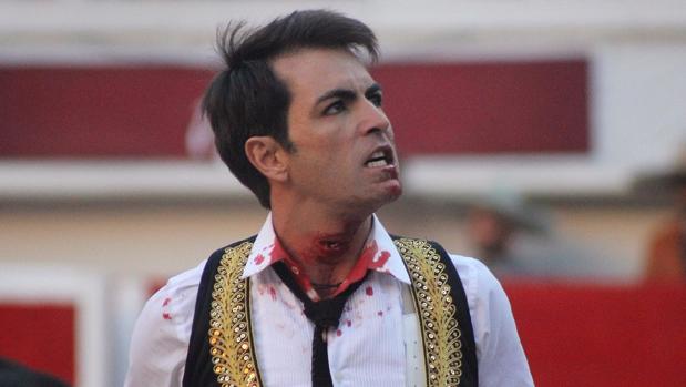 Arturo Macías sufre una cornada en el cuello: «Pasó entre la yugular y la carótida»