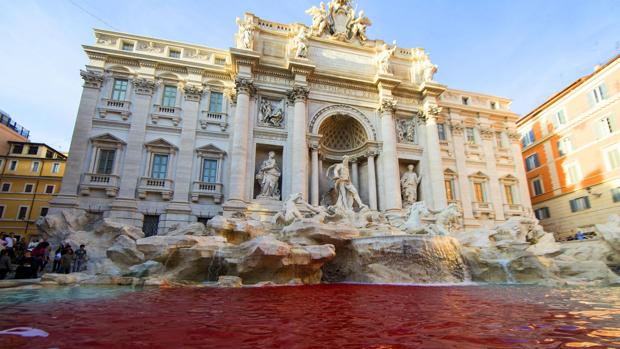 Detienen a un hombre por teñir de rojo el agua de la Fontana di Trevi