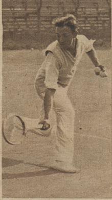 Adrien Aron jugando al tenis en 1927